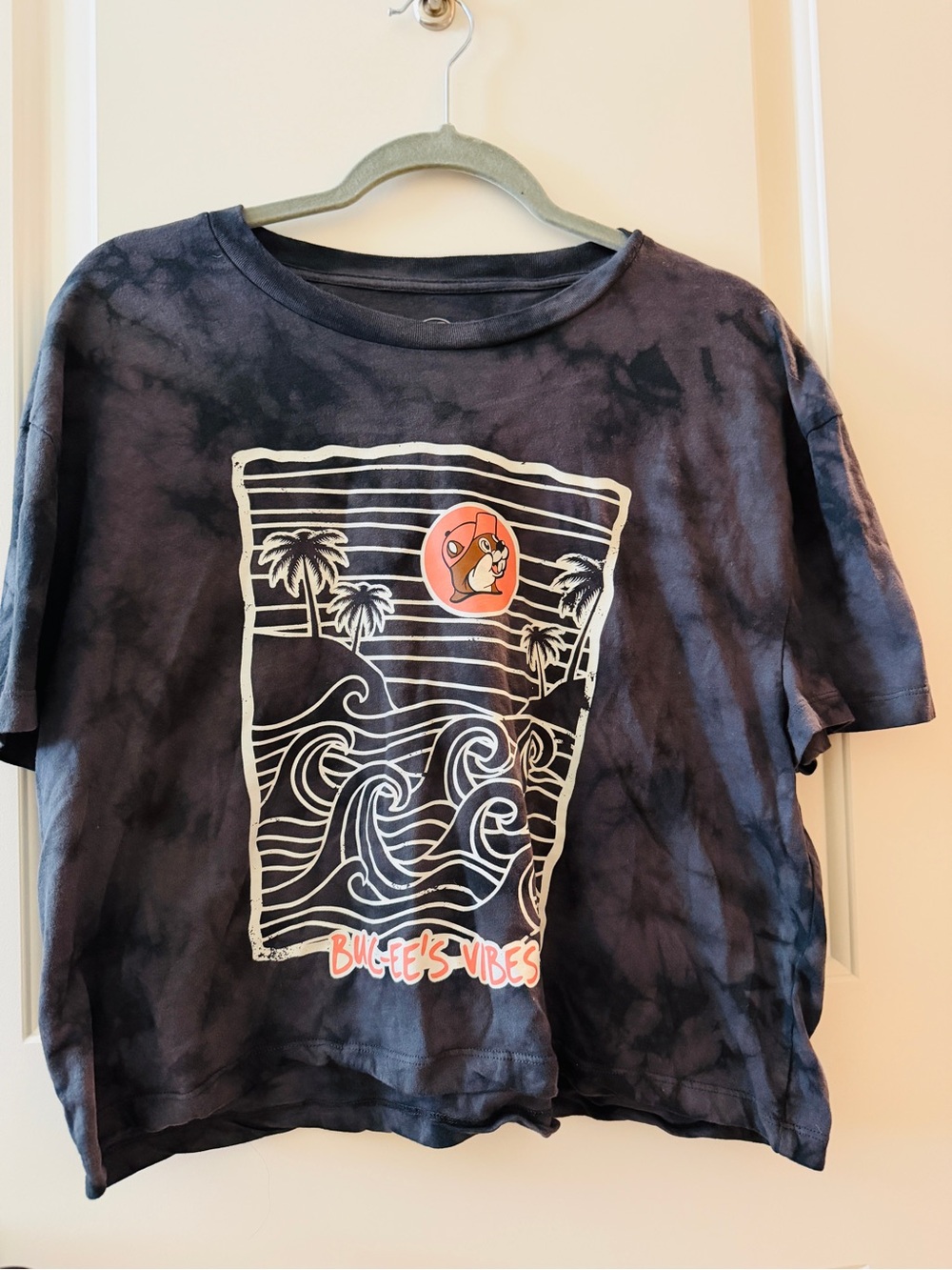 Buc-ee’s Vibes Black Tie-Dye Crop Top - Graphic Wave Print